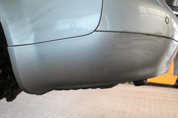 Foto: STOSSFÄNGER / STOßSTANGE HINTEN eines Audi A4 Avant 2.5 TDI GL