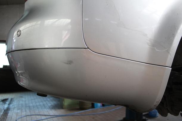 Foto: STOSSFÄNGER / STOßSTANGE HINTEN eines Audi A4 Avant 2.5 TDI GL