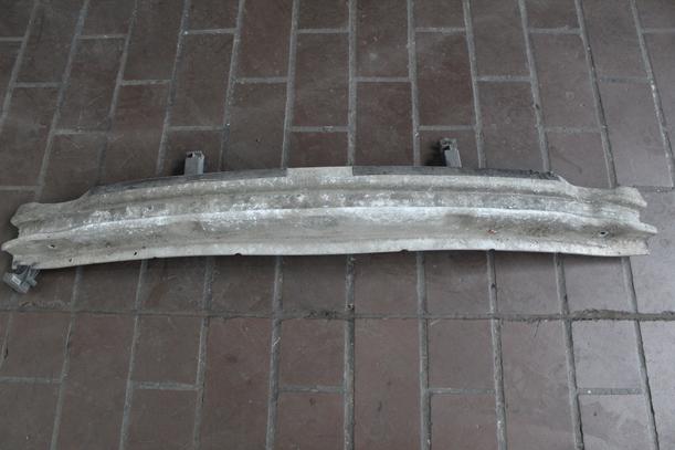 Foto: VERSTÄRKUNG  HINTEN eines Audi A4 Avant 2.5 TDI GL