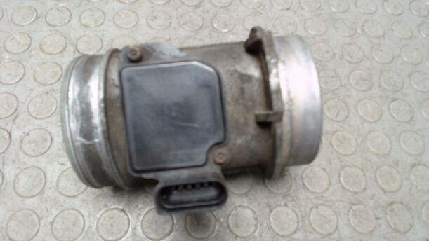 Foto: LUFTMASSENMESSER  HITACHI eines Audi A4 Avant 2.5 TDI GL
