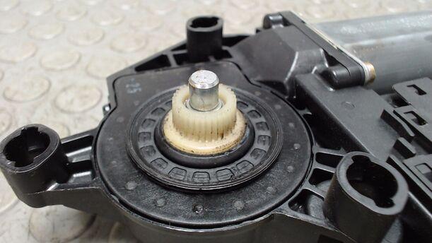 Foto: FENSTERHEBERMOTOR HINTEN LINKS eines Audi A4 Avant 2.5 TDI CS