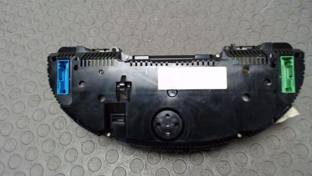Foto: TACHOEINHEIT / KOMBIINSTRUMENT eines Audi A4 Avant 2.5 TDI CS