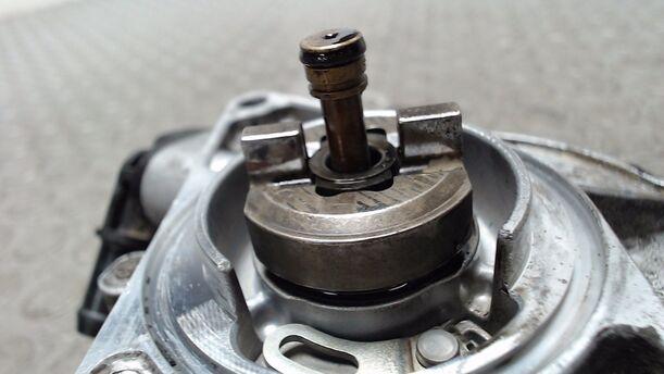 Foto: VAKUUMPUMPE eines Audi A4 Avant 2.5 TDI