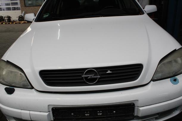 Foto: MOTORHAUBE eines Opel Astra 1.6 7DC 2H2