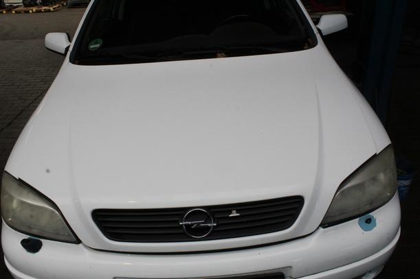 Foto: MOTORHAUBE eines Opel Astra 1.6 7DC 2H2