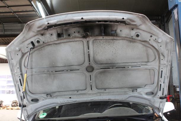Foto: MOTORHAUBE eines Opel Astra 1.6 7DC 2H2