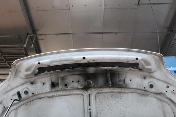 Foto: MOTORHAUBE eines Opel Astra 1.6 7DC 2H2