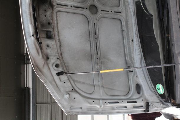 Foto: MOTORHAUBE eines Opel Astra 1.6 7DC 2H2