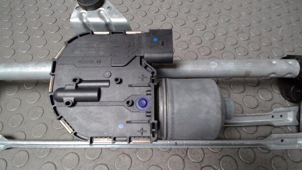 Foto: SCHEIBENWISCHERMOTOR VORN ( 1 HALTER GESCHWEIßT ) eines Skoda Octavia Combi 1.6 TDI
