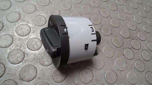 Foto: LICHTSCHALTER eines Skoda Octavia Combi 1.6 TDI GL
