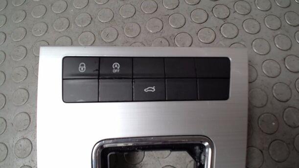 Foto: VERKLEIDUNG SCHALTKULISSE ( AUTOMATIK ) eines Skoda Octavia Combi 1.6 TDI GL