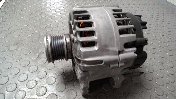 Foto: LICHTMASCHINE (STECKER BESCHÄDIGT) eines Skoda Octavia Combi 1.6 TDI GL