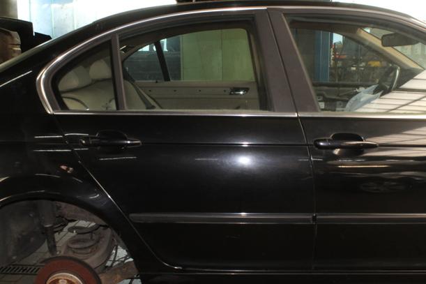 Foto: TÜR HINTEN RECHTS eines BMW 320i GL
