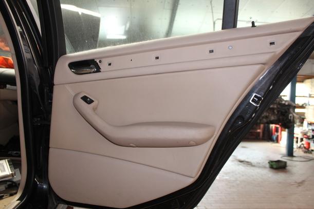 Foto: TÜR HINTEN RECHTS eines BMW 320i GL