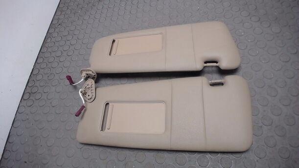 Foto: SONNENBLENDENPAAR BEIGE (Beleuchtet) eines BMW 320i Saphir