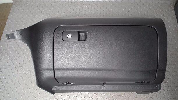 Foto: HANDSCHUHFACH eines VW Golf 1.4 GLX