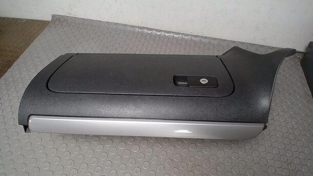Foto: HANDSCHUHFACH eines VW Golf 1.4 GLX