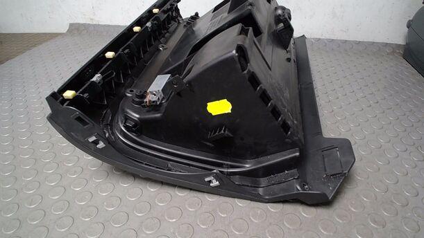 Foto: HANDSCHUHFACH eines VW Golf 1.4 GLX
