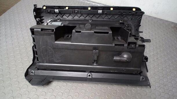 Foto: HANDSCHUHFACH eines VW Golf 1.4 GLX