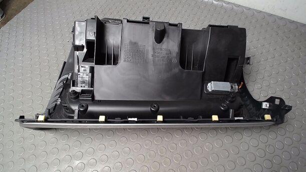 Foto: HANDSCHUHFACH eines VW Golf 1.4 GLX