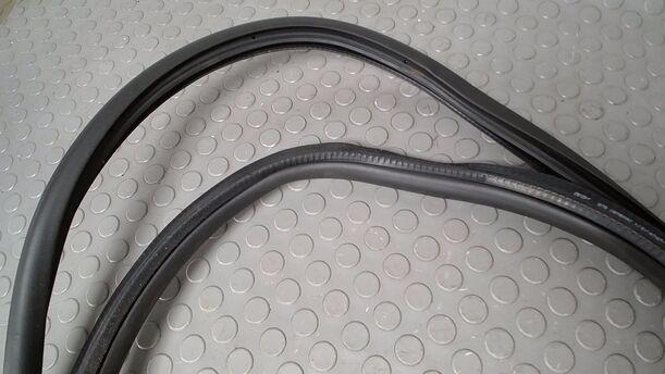 Foto: TÜRDICHTUNG/ TÜRGUMMI VORN LINKS ( 4/5 TÜRER ) eines VW Golf 1.4 GLX