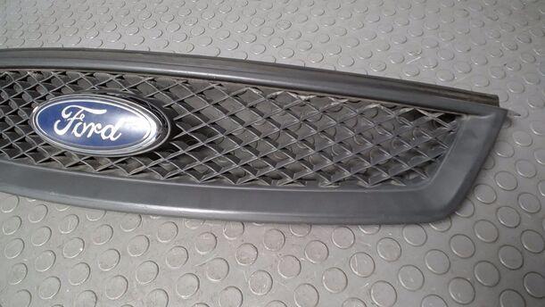 Foto: KÜHLERGRILL eines Ford Focus Turnier 1.6 16V Edition