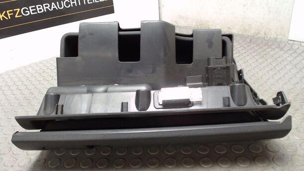 Foto: HANDSCHUHFACH eines VW Tiguan 2.0 TDI DPF 4Motion Edition