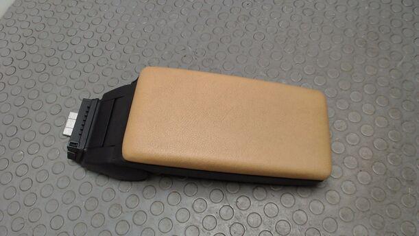Foto: MITTELARMLEHNE VORN ( LEDER ) eines Alfa Romeo GT 1.9 JTD M-Jet