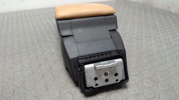 Foto: MITTELARMLEHNE VORN ( LEDER ) eines Alfa Romeo GT 1.9 JTD M-Jet