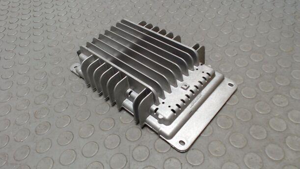 Foto: RADIO VERSTÄRKER ( BOSE ) eines Alfa Romeo GT 1.9 JTD M-Jet