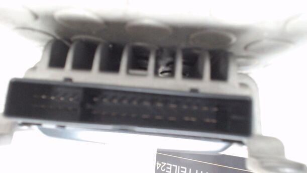 Foto: RADIO VERSTÄRKER ( BOSE ) eines Alfa Romeo GT 1.9 JTD M-Jet