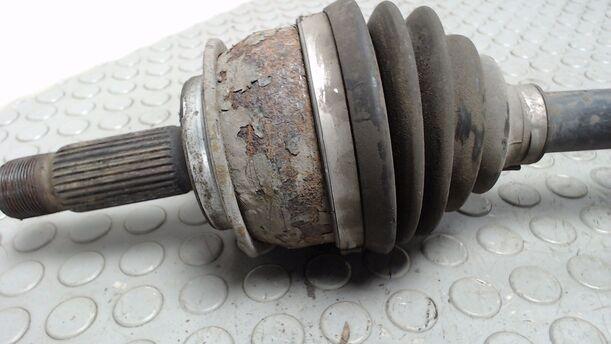 Foto: ANTRIEBSWELLE LINKS eines Mercedes-Benz Vito 111 CDI Kompakt DPF