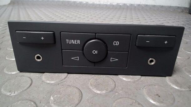 Foto: TWIN AUDIO/ RADIOBEDIENTEIL HINTEN eines Opel Zafira 1.9 CDTI