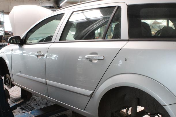 Foto: TÜR HINTEN LINKS ( CARAVAN ) eines Opel Astra 1.7 CDTI Caravan GLX