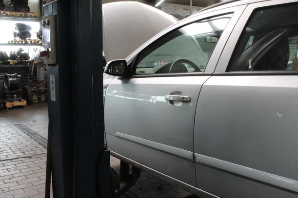 Foto: TÜR VORN LINKS ( 4/5-Türer ) eines Opel Astra 1.7 CDTI Caravan GLX