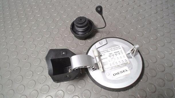 Foto: TANKKLAPPE/ TANKDECKEL ( DIESEL ) eines Opel Astra 1.7 CDTI Caravan