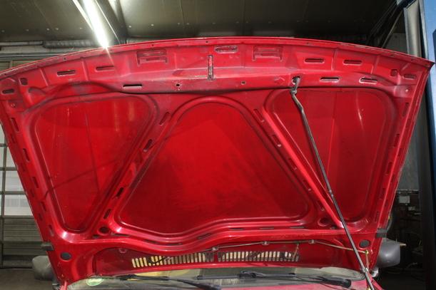 Foto: MOTORHAUBE (FACELIFT) eines VW Polo S