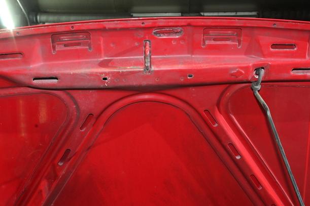 Foto: MOTORHAUBE (FACELIFT) eines VW Polo S