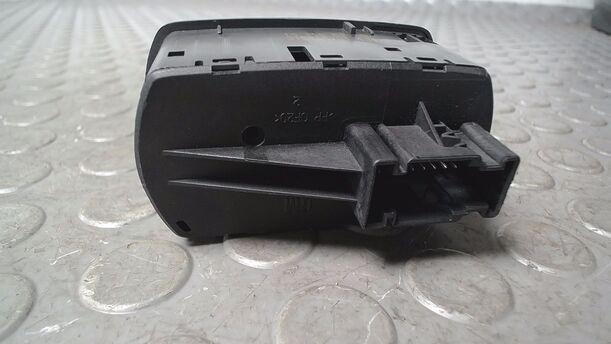 Foto: FENSTERHEBERSCHALTER eines Opel Corsa 1.2 16V ecoFLEX S
