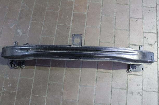Foto: VERSTÄRKUNG VORN eines VW Golf 1.6 Xi