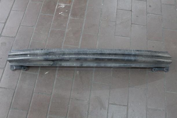 Foto: VERSTÄRKUNG HINTEN eines VW Golf 1.6 Xi