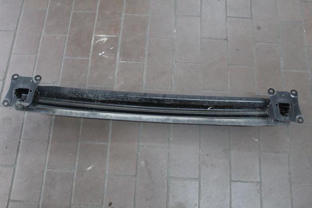 Foto: VERSTÄRKUNG HINTEN eines VW Golf 1.6 Xi