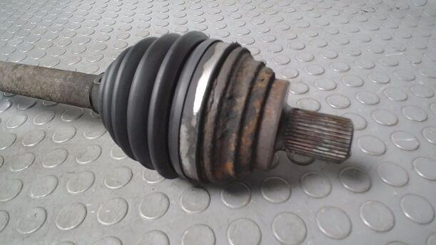 Foto: ANTRIEBSWELLE LINKS eines VW Golf 1.6 Xi