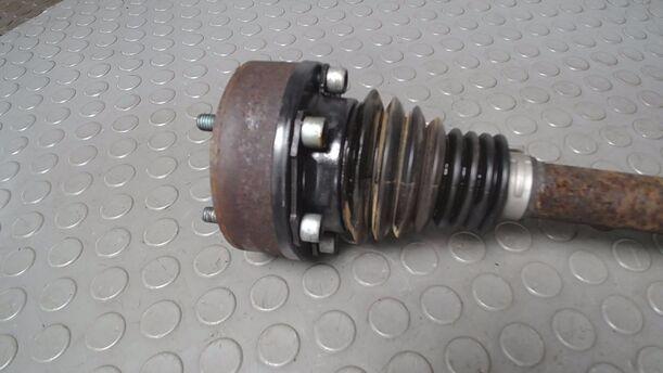 Foto: ANTRIEBSWELLE LINKS eines VW Golf 1.6 Xi