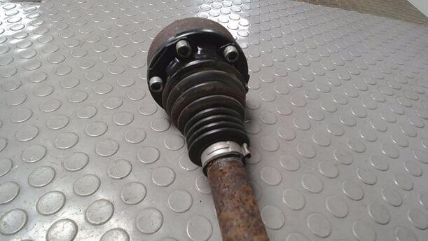 Foto: ANTRIEBSWELLE LINKS eines VW Golf 1.6 Xi