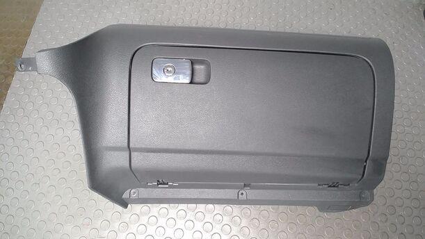 Foto: HANDSCHUHFACH eines VW Golf 1.6 Xi