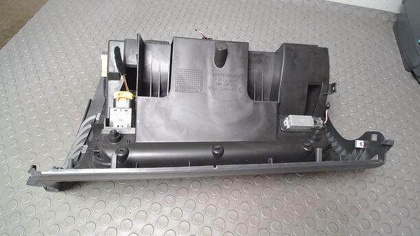 Foto: HANDSCHUHFACH eines VW Golf 1.6 Xi