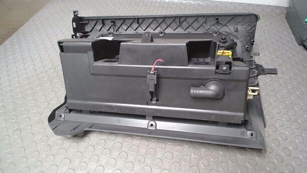 Foto: HANDSCHUHFACH eines VW Golf 1.6 Xi
