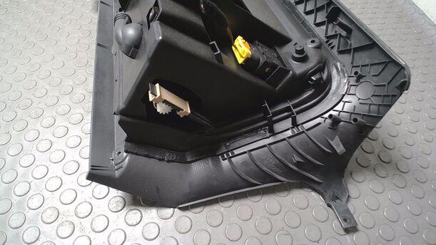 Foto: HANDSCHUHFACH eines VW Golf 1.6 Xi
