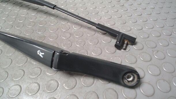 Foto: SCHEIBENWISCHERARME VORN eines VW Golf 1.6